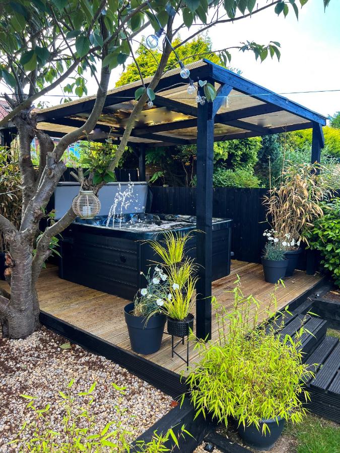 The Longsands Home- Coastal Retreat with Hot Tub - B&B