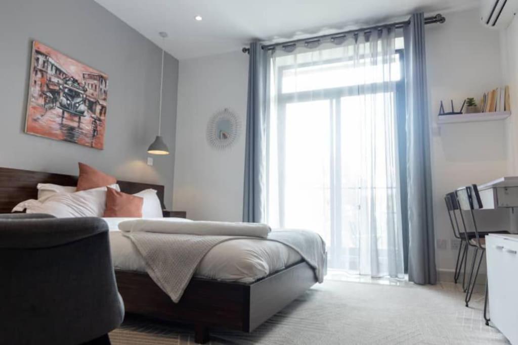 Lovely Studio at Embassy Gardens - B&B