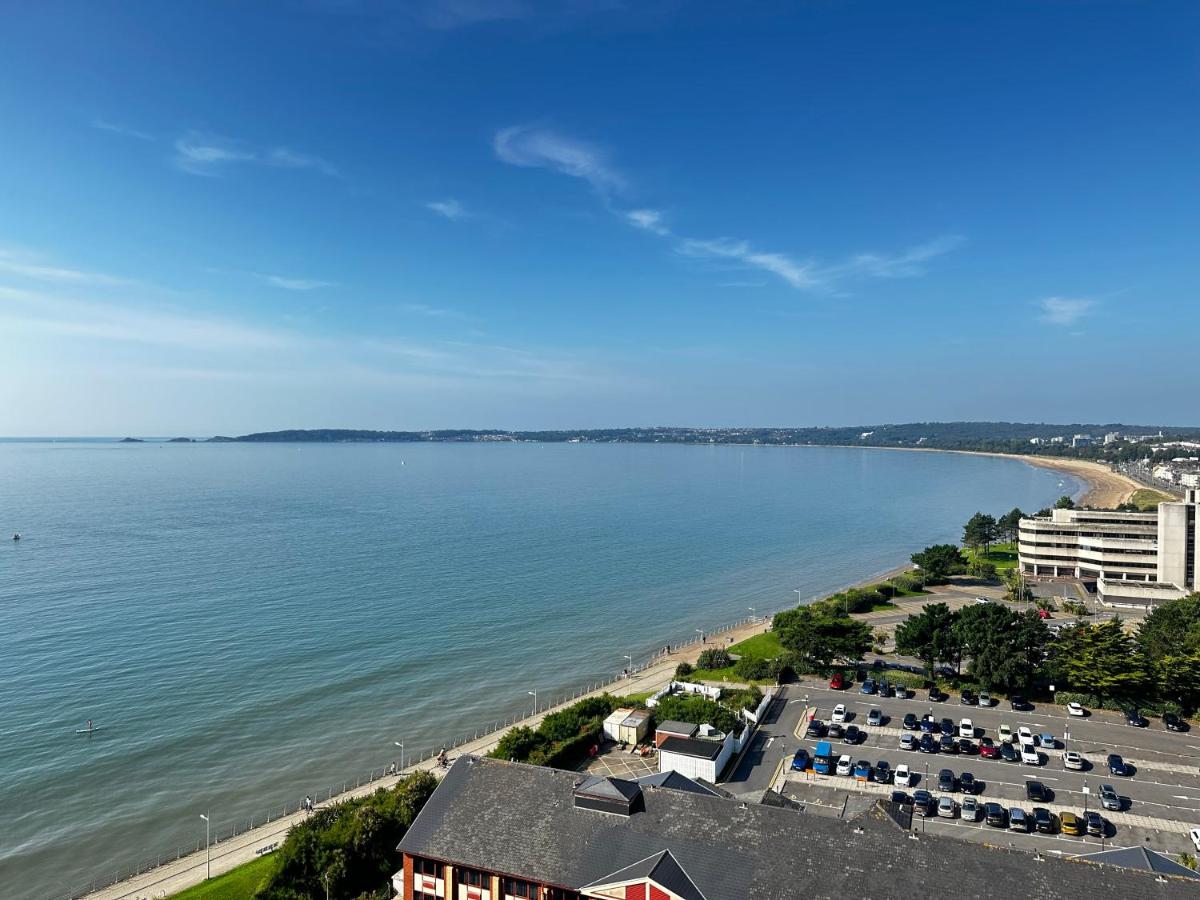 Stunning Ocean & City View APT - Bed and Breakfast