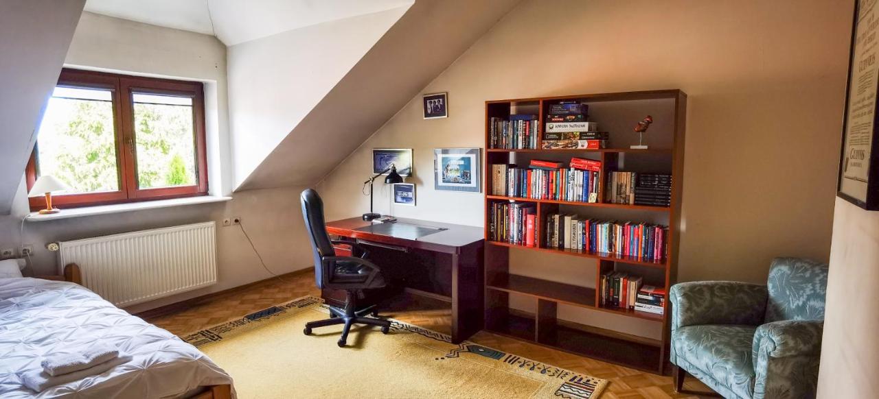 Chambre Lit Queen-Size avec Salle de Bains Commune