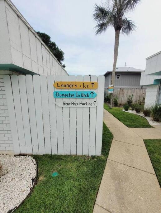 Gulf Shores Getaway steps away from the pool! - B&B