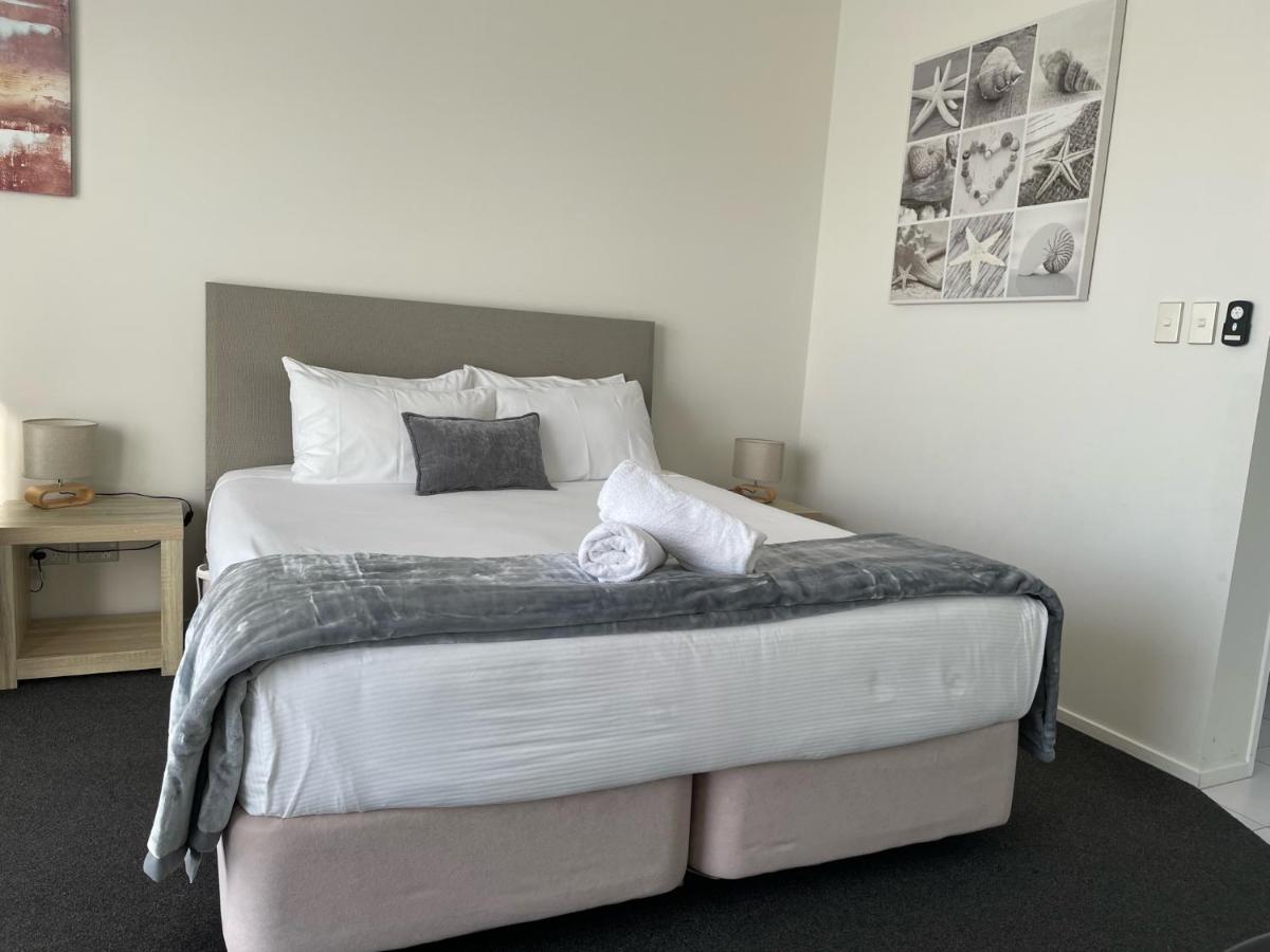 Zimmer mit Kingsize-Bett und Balkon