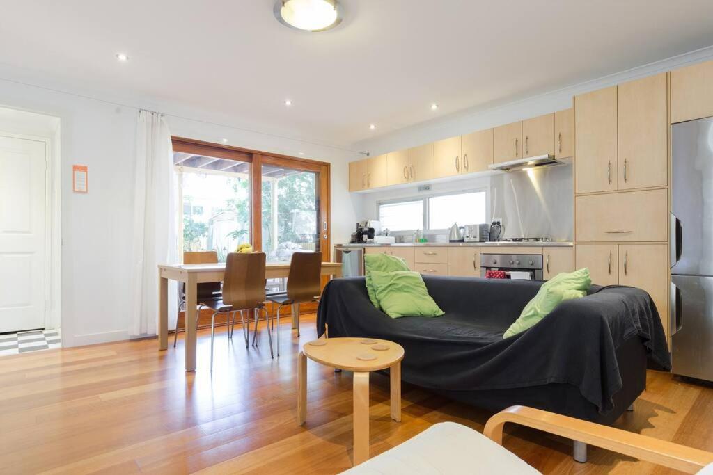 B&B Brisbane - Cool Flat - 2 Bed & Office - Bed and Breakfast Brisbane