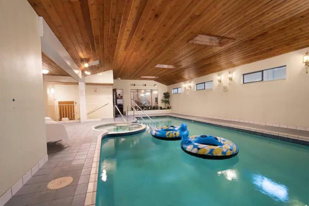 B&B Vancouver - Westside Pool Home-8 min to Downtown, Yard Parking - Bed and Breakfast Vancouver