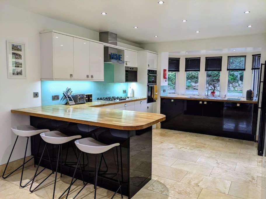 Detached 4 Bedroom Luxury Home - Bed and Breakfast