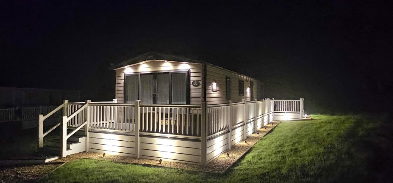 Hot Tub Lodge Cornwall - Meadow Lakes Holiday Park - Bed and Breakfast St Austell