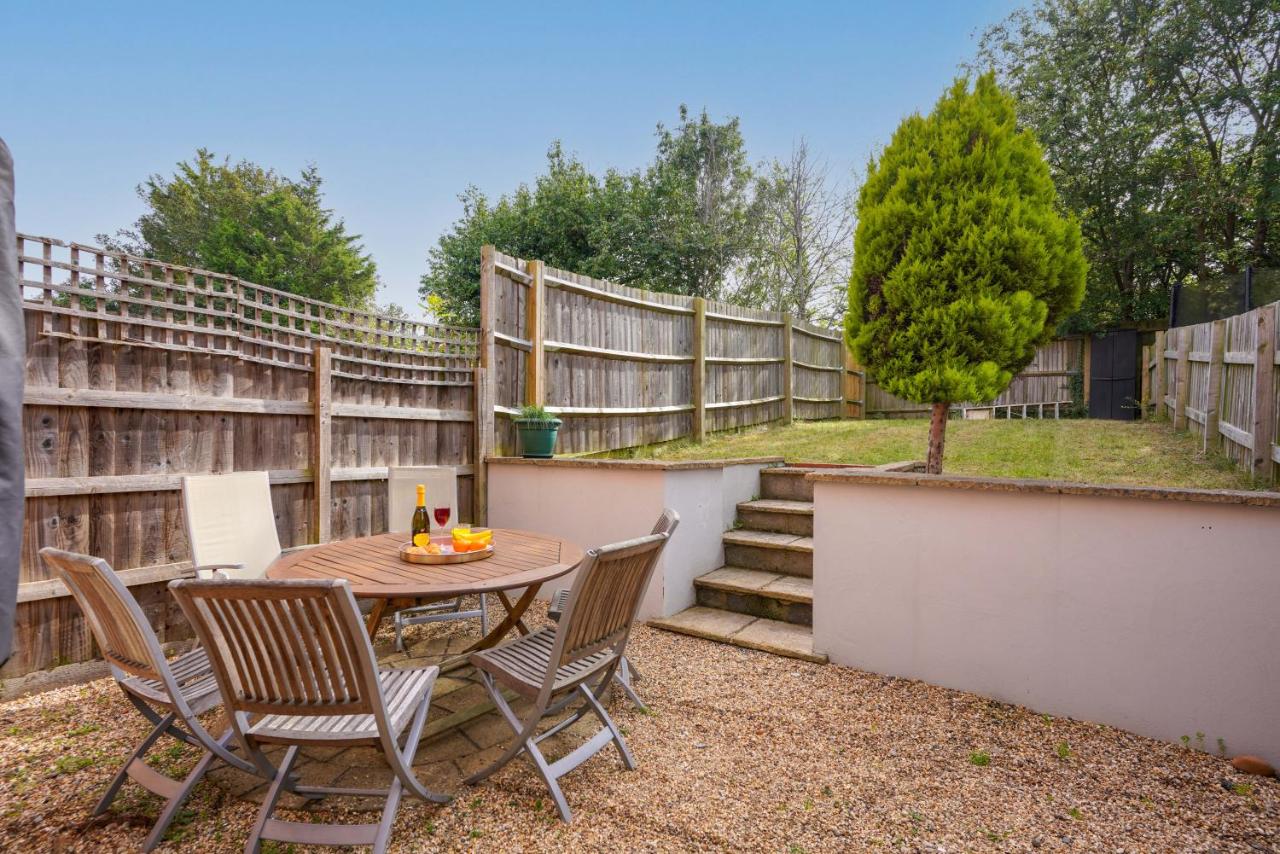 Loughton House - Central Location - Driveway Parking, Self-Check-In, Garden, Super-Fast Wifi and Smart TVs by Yoko Property - B&B Milton Keynes