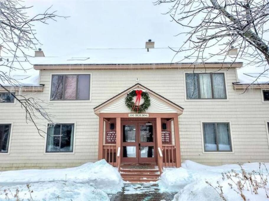 Mt Snow Condo with Pool Mountain Views Half Mile to Mtn - Ferienwohnung