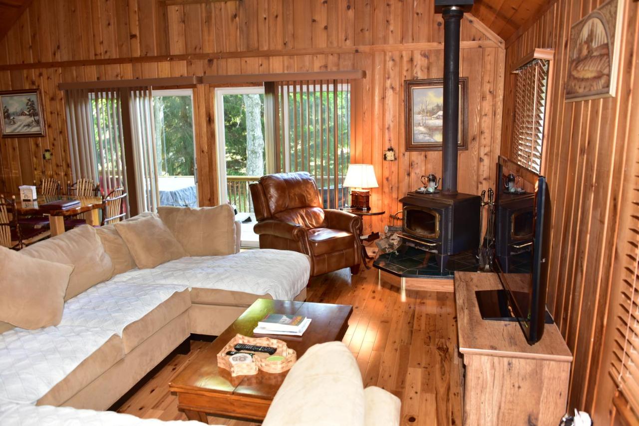 B&B Cedar - Quiet and Comfy 3bed/2bath - Chalet with hot tub. - Bed and Breakfast Cedar