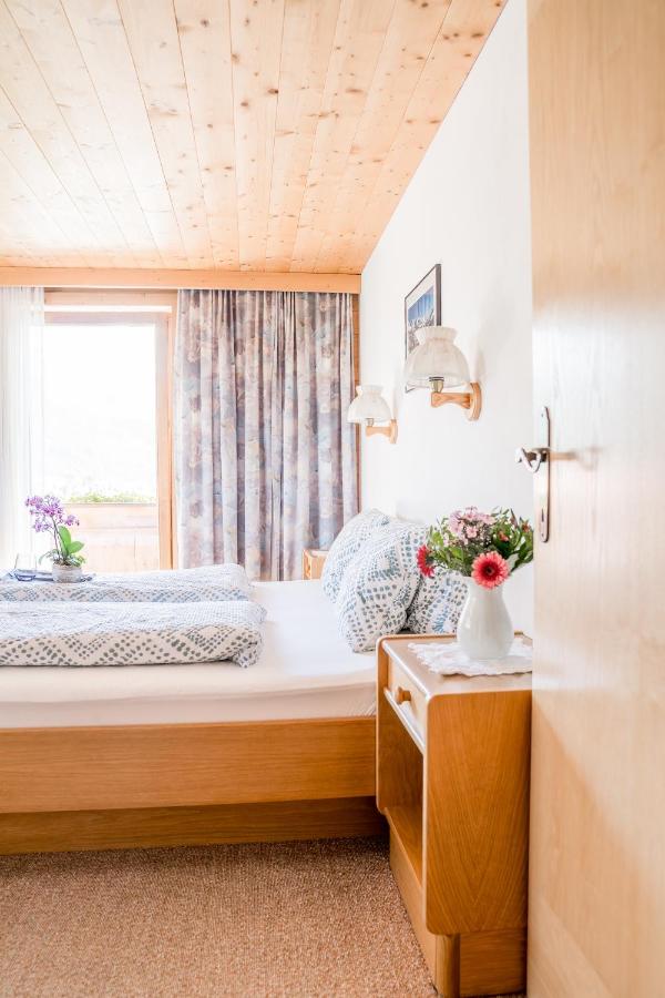 One-Bedroom Apartment with Balcony and Mountain View TOP 1