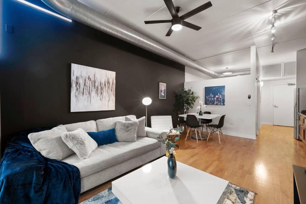 Sleek 2 Bed 2 Bath Condo in Trendy Fulton Market - Ferienwohnung Chicago