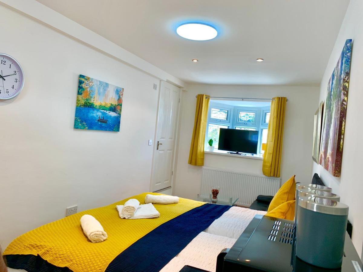 London Studio Apartments, Private Bathroom, Kitchenette, Parking, NP3 - Chambres d’hôtes