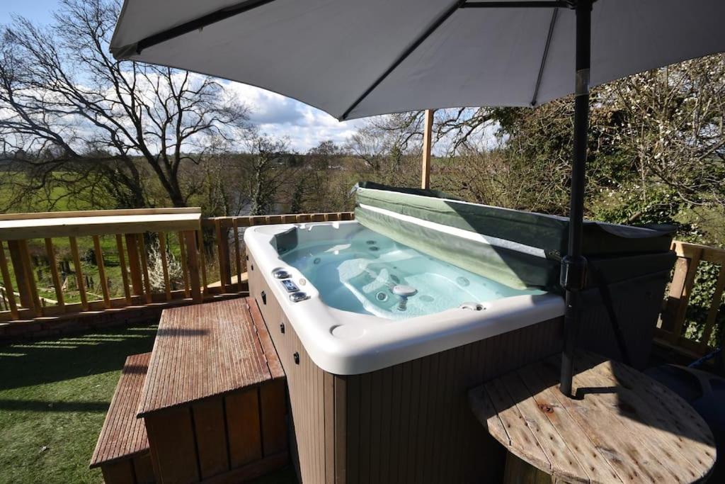 Rural Retreat w/ Hot Tub & River, Sleeps 12 Guests - Chambres d’hôtes Tenbury Wells