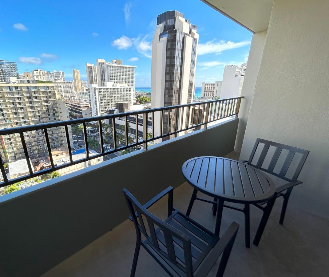 B&B Honolulu - Royal Kuhio 1706 - Spacious Studio with Stunning Diamond Head City Views in the Heart of Waikiki! - Bed and Breakfast Honolulu