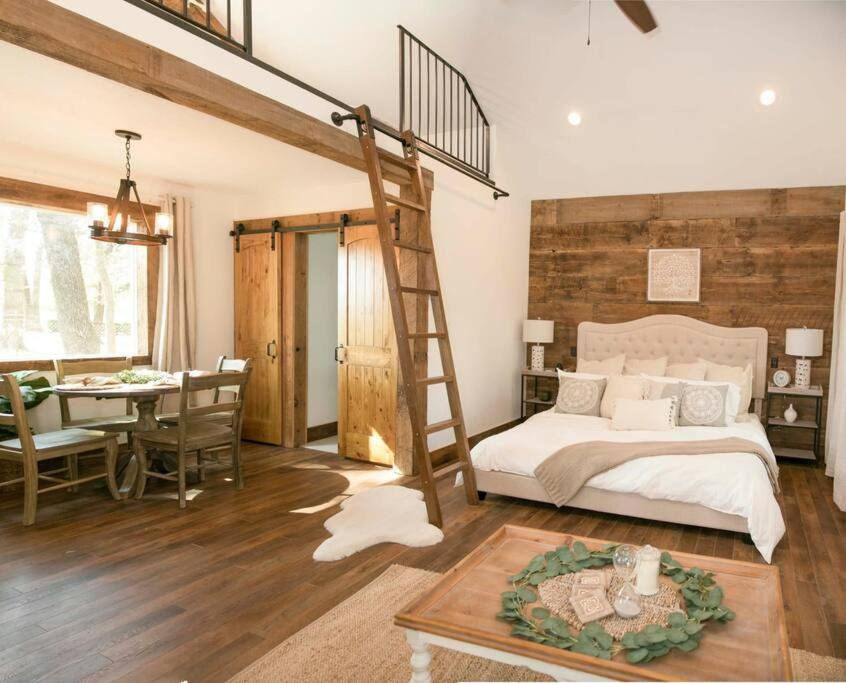 B&B Waco - Plush Cabin 4 min to Homestead Heritage 18 min to Magnolia - Bed and Breakfast Waco