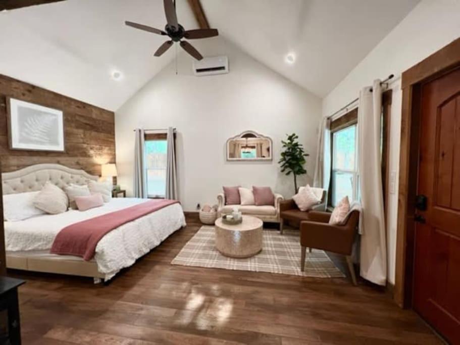 B&B Waco - Blush Cabin 4min to Homestead 18min to Magnolia - Bed and Breakfast Waco