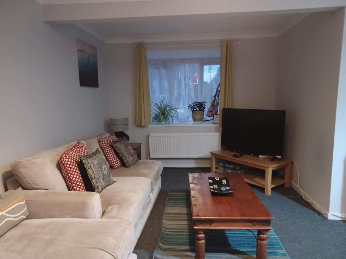 B&B Luton - Fieldfare Green-Huku Kwetu Luton & Dunstable Spacious 4 Bedroom Detached House - Free Parking- Field View-Affordable Group Accommodation - Business Travellers - Bed and Breakfast Luton