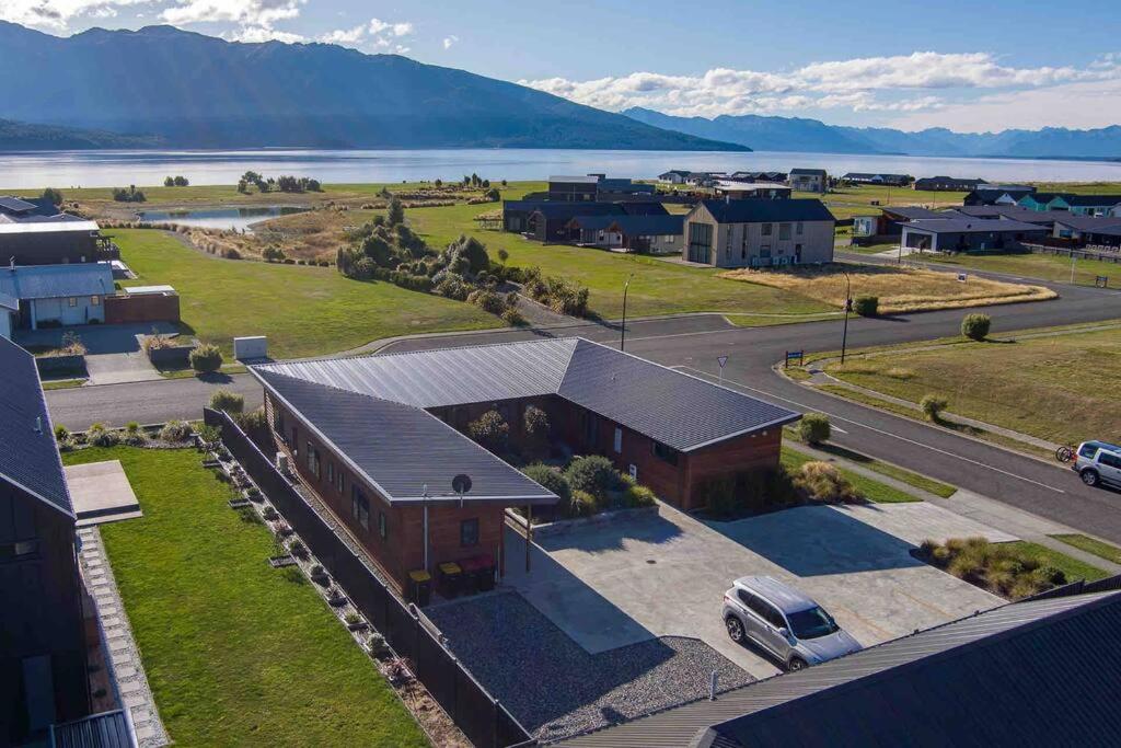 B&B Te Anau - Stunning lake views from 3 bedroom apartment - Bed and Breakfast Te Anau