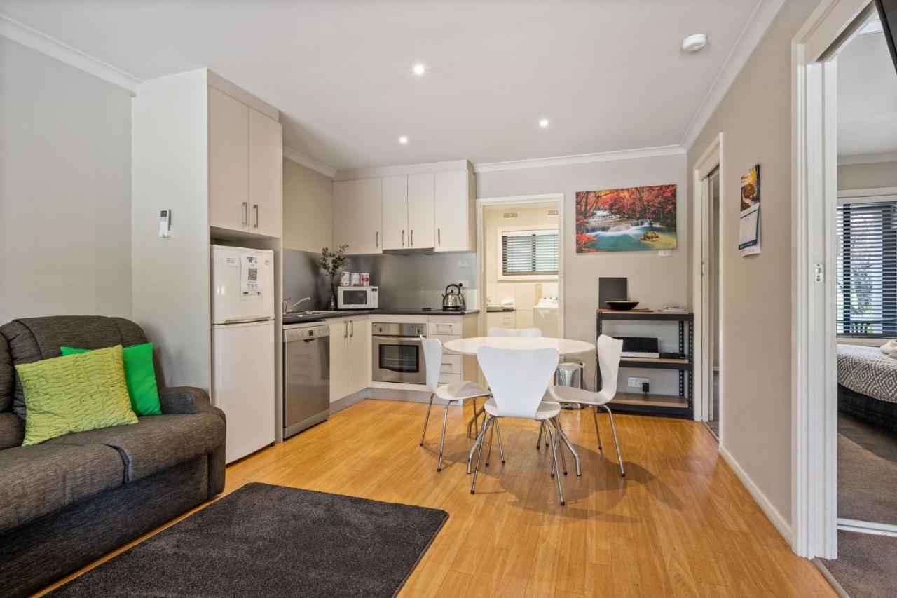 B&B Bright - Grevillea Gardens Unit 5 - Bed and Breakfast Bright