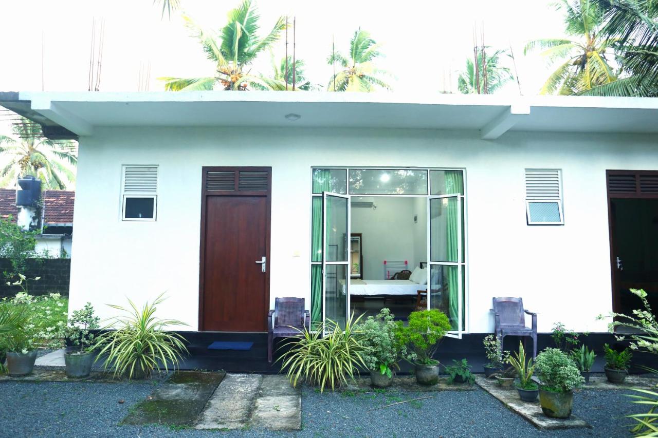 Sandy Palms Guesthouse - Bed and Breakfast Hikkaduwa