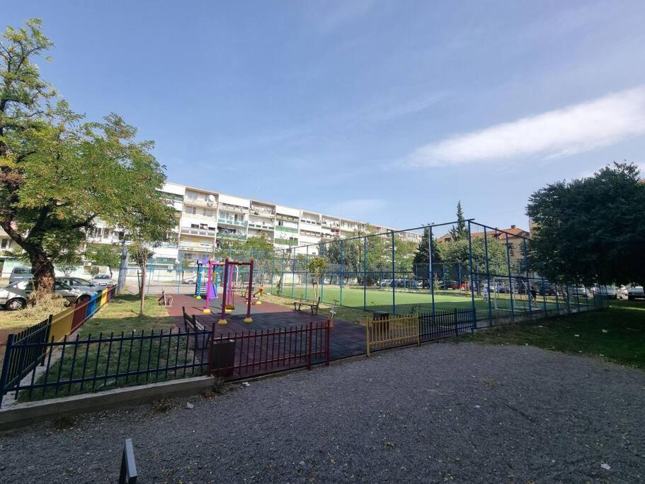 Cozy Central Apartment next to Bus and Train Station - Chambres d’hôtes Podgorica