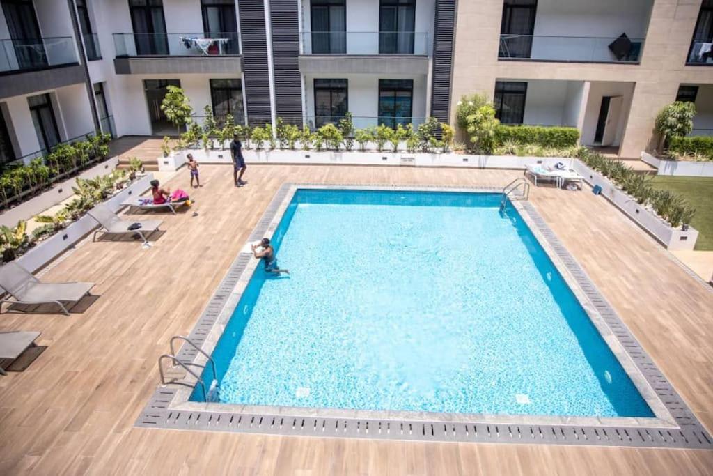 Classic Suite at Embassy Gardens W/pool view - Chambres d’hôtes