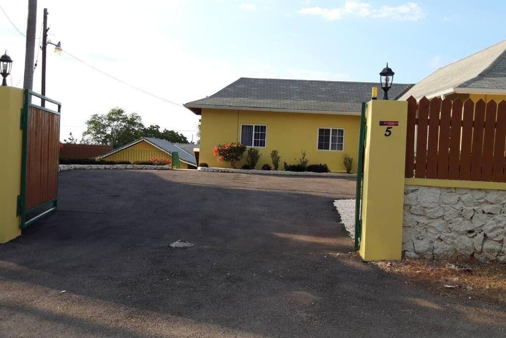 1 BDR Apt #5 at Ramparts Near Sangster Airport - B&B