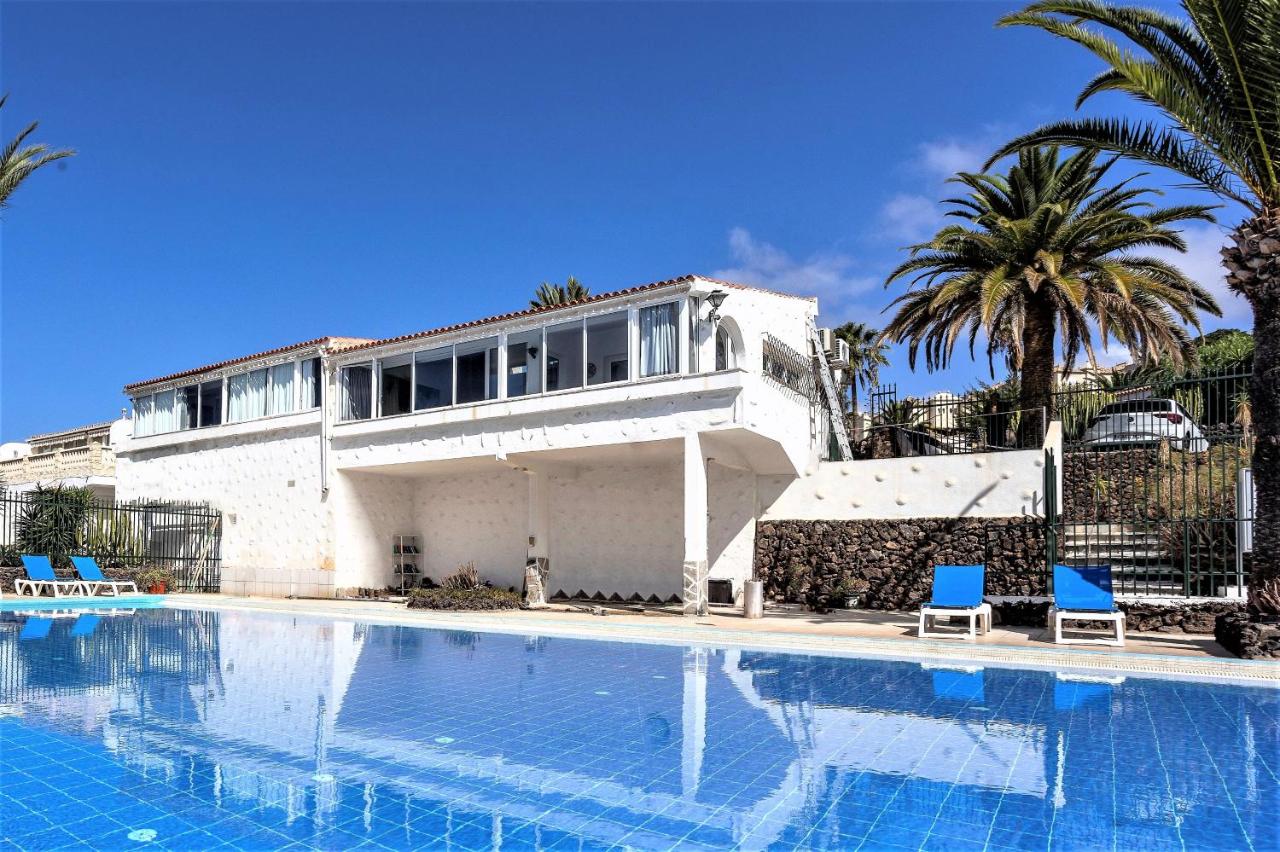 Villa Azure Horizon and Breeze - Panoramic Ocean View and Heated Pool - B&B Chayofa
