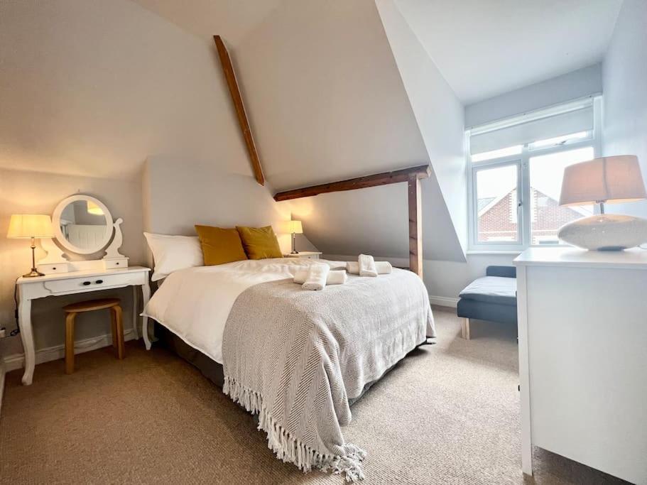 B&B Kingsbridge - Quirky 2-bed flat w/ parking central Kingsbridge - Bed and Breakfast Kingsbridge