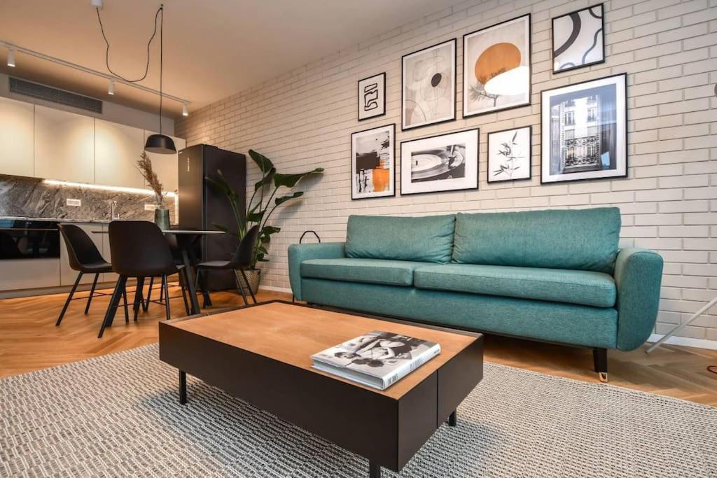 Skypark Luxury apartment with skyline view & free parking - Ferienwohnung Bratislava