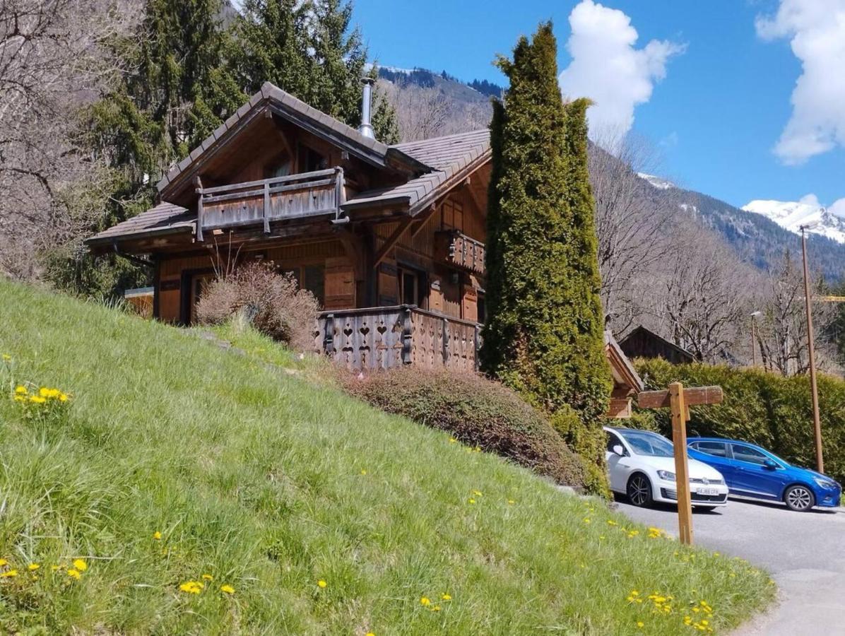 8 person chalet with hot tub in Portes du Soleil - Chambres d’hôtes