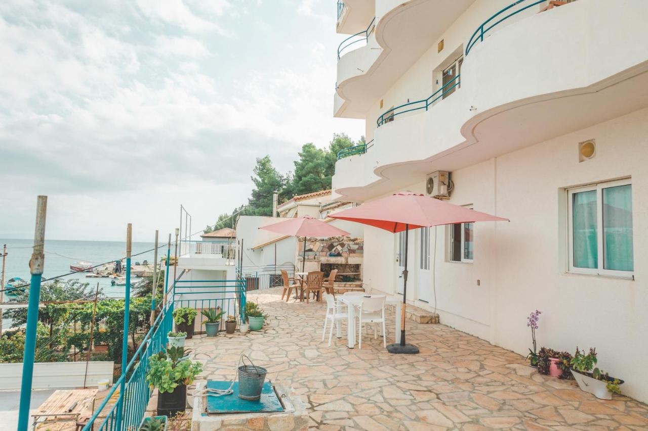 Beachfront Apartment - Chambres d’hôtes Himarë