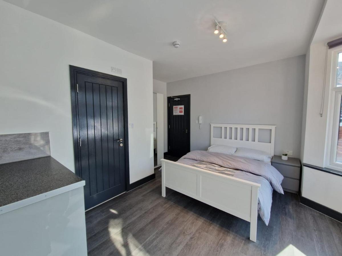 B&B Southall - Room On Southall High Street - Bed and Breakfast Southall
