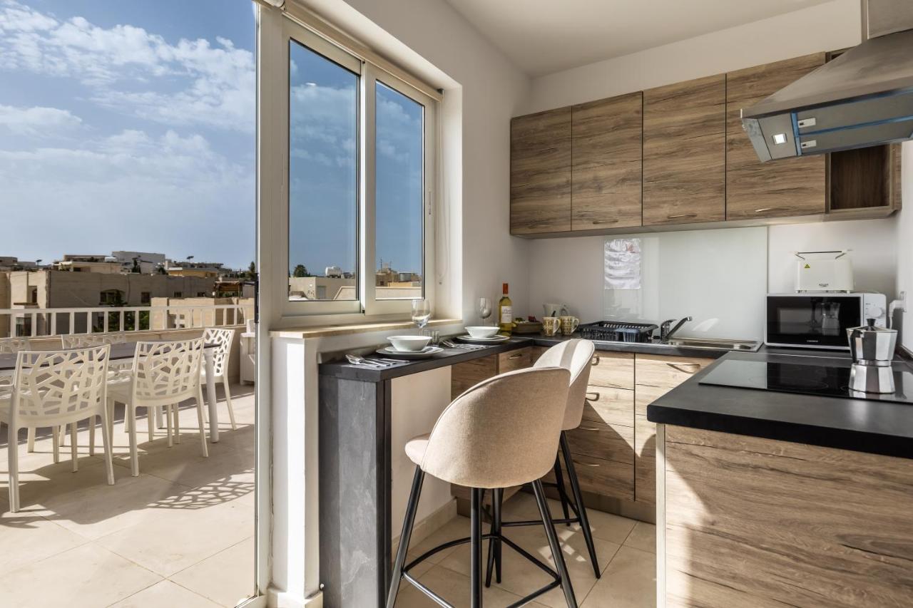 B&B San Ġwann - Golden Sunsets Penthouse 10 by Solea - Bed and Breakfast San Ġwann