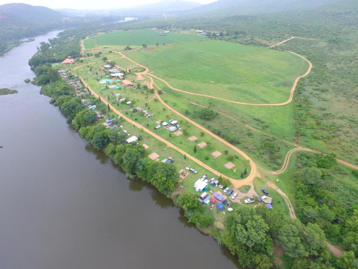Riverrun Resort Farmhouse - B&B