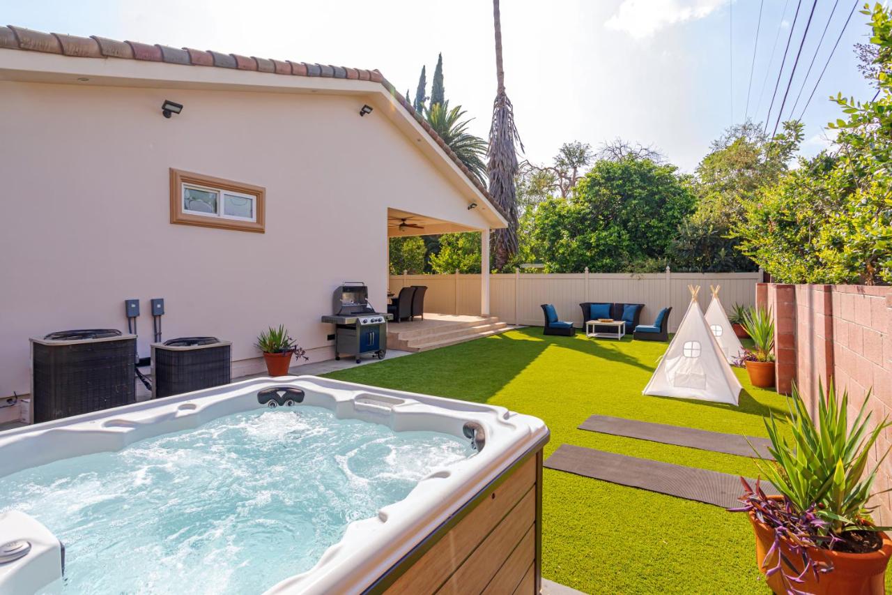 Regal 4 bed with hot tub close to Universal sleeps 15 - B&B