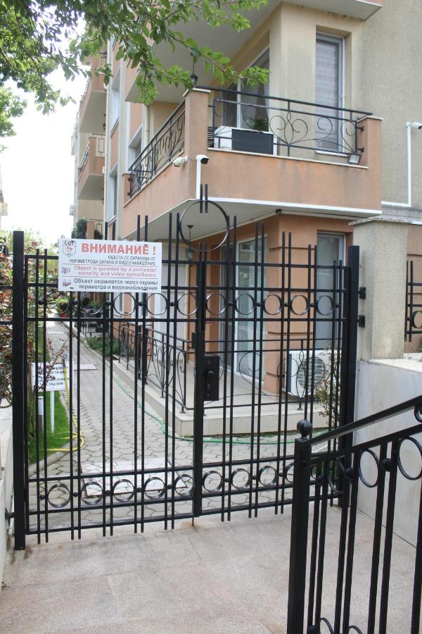 Pomorie Residence 1-bedroom apartment with pool & free parking, 300 m to the beach - Chambres d’hôtes