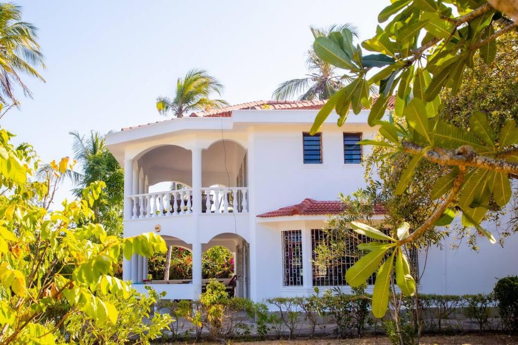 B&B Mombasa - Sand and Shells Beach House- 4 Bedroom with a pool - Bed and Breakfast Mombasa