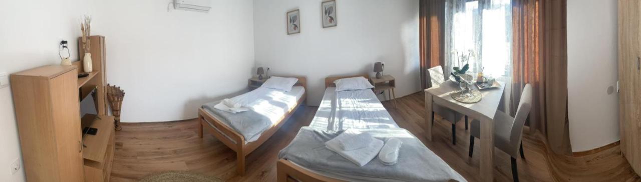 Zweibettzimmer mit eigenem Bad außerhalb des Zimmers