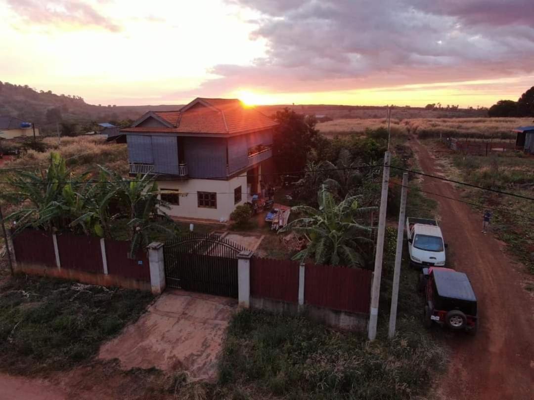 Banlung Hill Top House &Trekking - Ferienwohnung Phumĭ Pôy