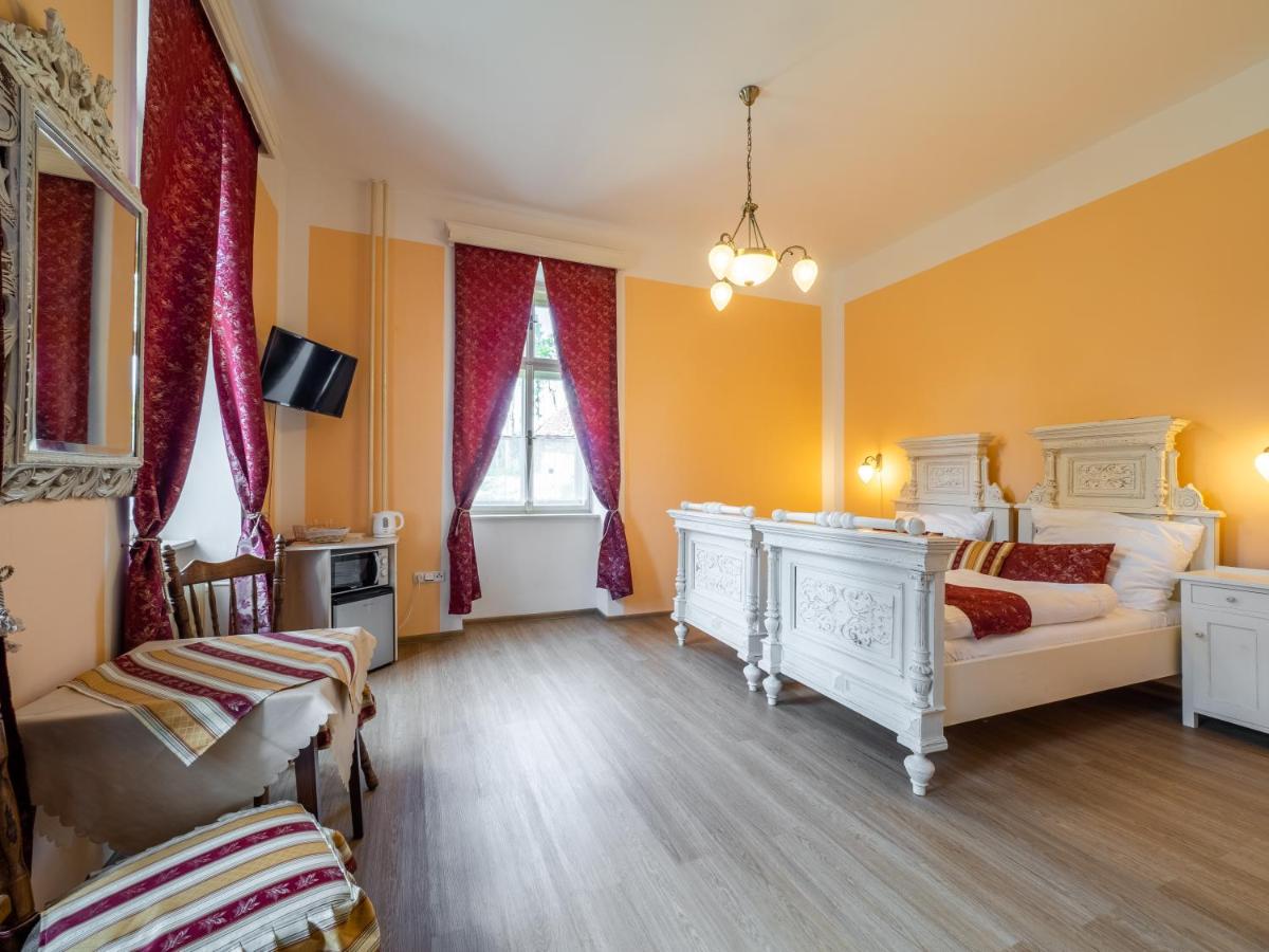Doppel- oder Zweibettzimmer