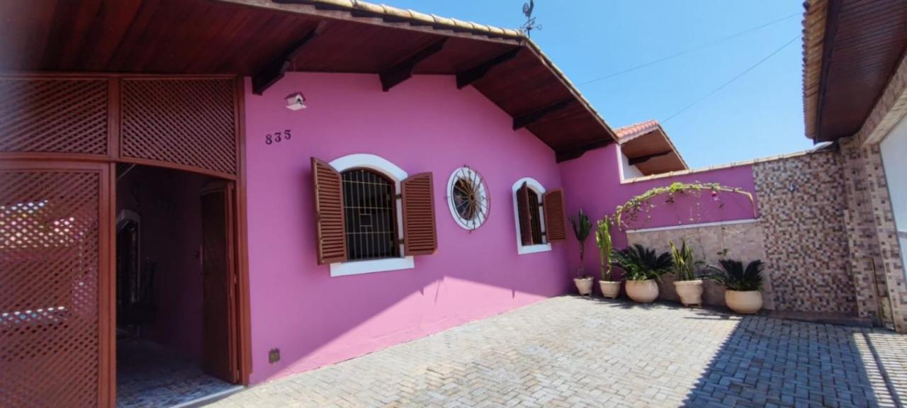 Casa Rosa de Peruíbe - Casa de Temporada 3 dormitórios, 10 hóspedes, piscina, wi-fi, netflix, 800 metros da praia - Chambres d'hôtes Peruíbe