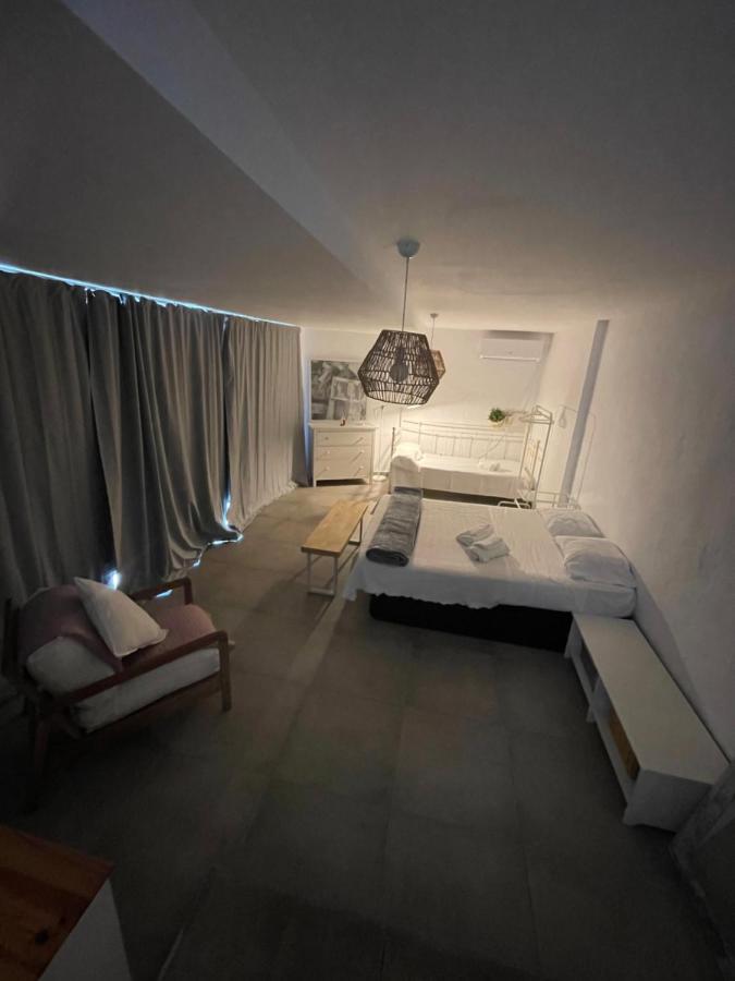 Deze driepersoonskamer heeft een gedeelde badkamer.