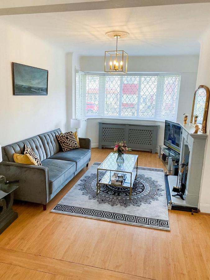 B&B Catford - Stunning Modern Cozy 5 star 3 bedroom house-Free Parking Greater London Metro Stations hosted by Tony - Bed and Breakfast Catford