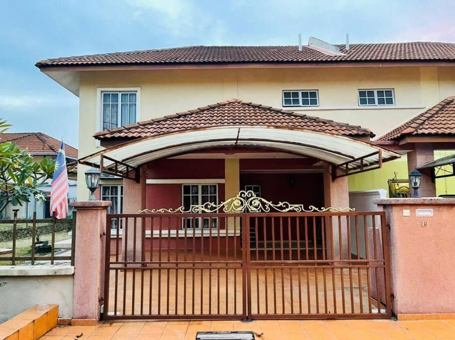 Landed 3BR near Bangi Wonderland - Wi-Fi, Netflix - Chambres d’hôtes