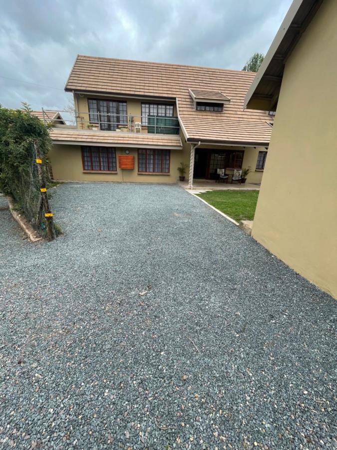 OAK HOUSE, Entire holiday home, Self catering, fully equipped, double storey, 3 bedroom, 2 bathroom, outside entertainment, Braai area, 300sqm home - Chambres d'hôtes Hillcrest