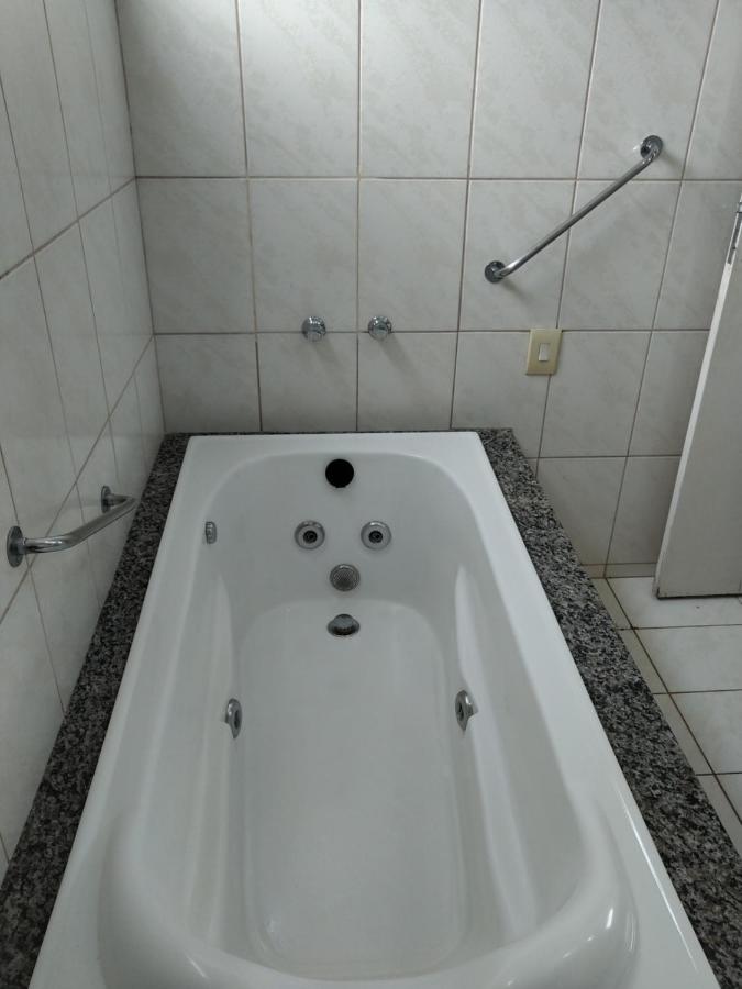 1403 AP 2 Quartos Shopping, banheira de hidromassagem no banheiro, COOLER liberado no parque aquático, internet no ap, proximo ao shopping singapura - Chambres d'hôtes Caldas Novas