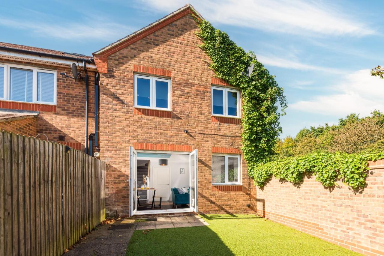 3 Bedroom House Ashford, Kent - Free Parking - Free WiFi - Big Monthly Discounts - Sleeps 5 - Elite Stays UK - B&B