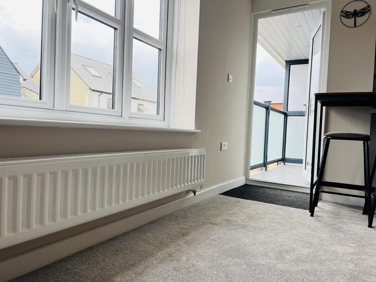 Brand New 1 Bed Apartment, 5min Drive to Racing & Main Strip, with Electric Parking Bay & Terrace LONG STAY WORK CONTRACTOR LEISURE - CITRINE - Ferienwohnung