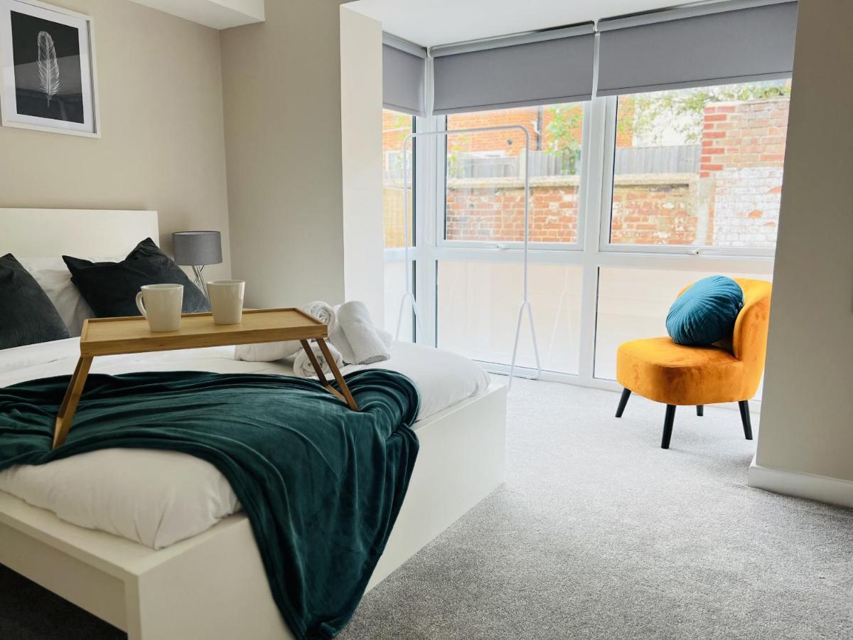 B&B Newmarket - Brand New 1 Bed with Sofabed, Private Patio & Electric Parking Bay, 5min Walk to Racing & Main Strip LONG STAY WORK CONTRACTOR LEISURE - AMBER - Bed and Breakfast Newmarket